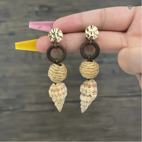 Natural Shell Earrings - Picture 1 of 1